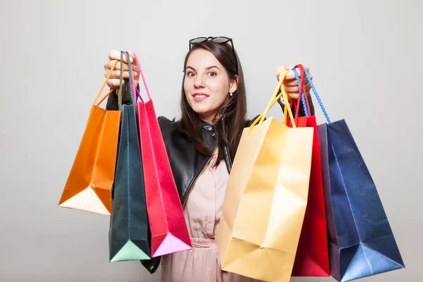 Verbaasd Mooi Meisje Zwarte Verkoop Van Vrijdag Houdt Geschenk Zakken — Stockfoto