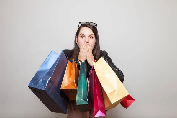 Verblüfftes Junges Mädchen Mit Weihnachtsgeschenken — Stockfoto