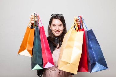 Güzel gülümseyen öğrenci kız mevcut çanta kutularını uzanır