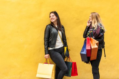 Güzel genç kızlar alışveriş açık duran şehir merkezinde alışveriş elbise için arama