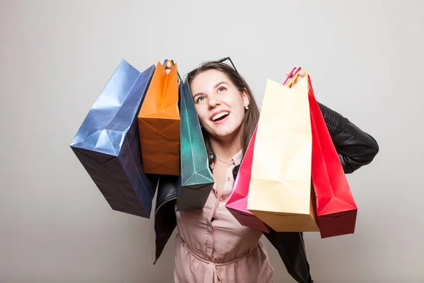 ショッピングの後の魅力的なブルネット笑顔 — ストック写真