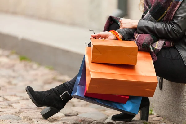 Attraktive Frau Entspannt Sich Auf Einer Straße Mit Kisten — Stockfoto