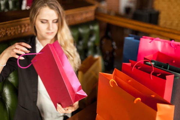 Schöne Blondine Ergreift Eine Geschenktüte Ihr Einem Café Ein Geschenk — Stockfoto