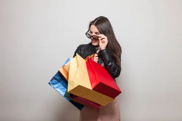 Menina Bonita Olha Para Baixo Estúdio — Fotografia de Stock