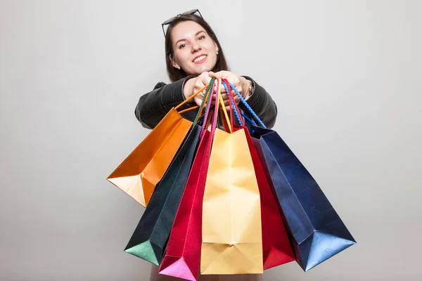 Gyönyörű Lány Megmutatja Bevásárló Táskák — Stock Fotó