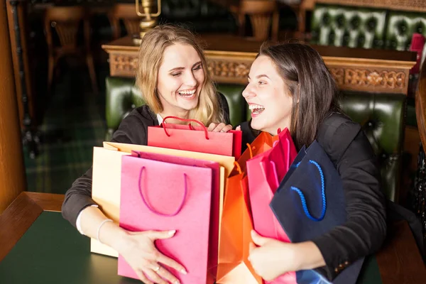 Schöne Mädchen Die Spaß Beim Einkaufen Einem Geschäft Haben — Stockfoto