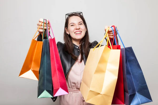 Hermosa Risa Chica Caucásica Extiende Bolsas Compras Color — Foto de Stock