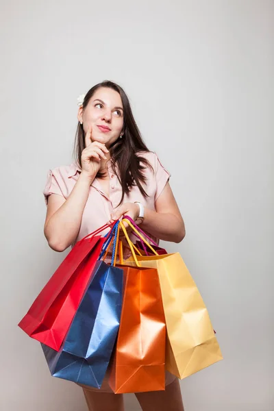 Hermosa Joven Piensa Las Próximas Ventas Las Tiendas —  Fotos de Stock