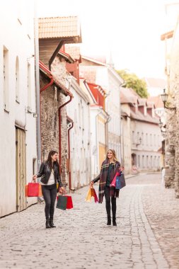 Çocuklar okulda ve alışverişe gitmek iken anneler kendileri için zaman bulmak