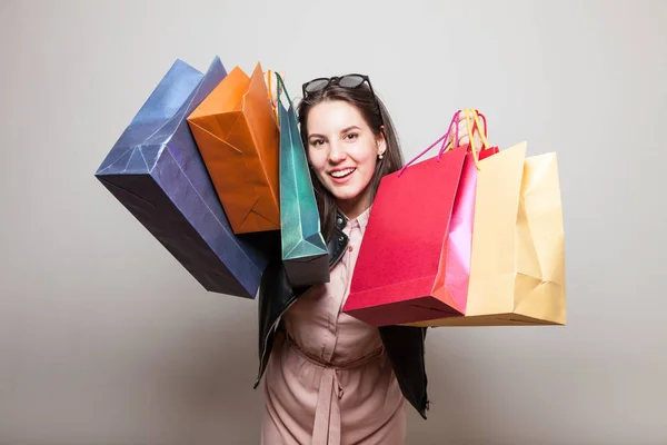 Linda Chica Sonríe Llevando Bolsas Compras —  Fotos de Stock