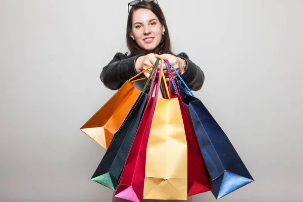 Mujer Bastante Sonriente Sostiene Bolsas Regalo Compras Color —  Fotos de Stock