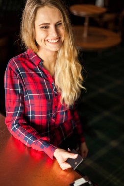 Güzel sarışın erkek gülümseyen Noel tatili için maddeleri satın almak çok mutlu