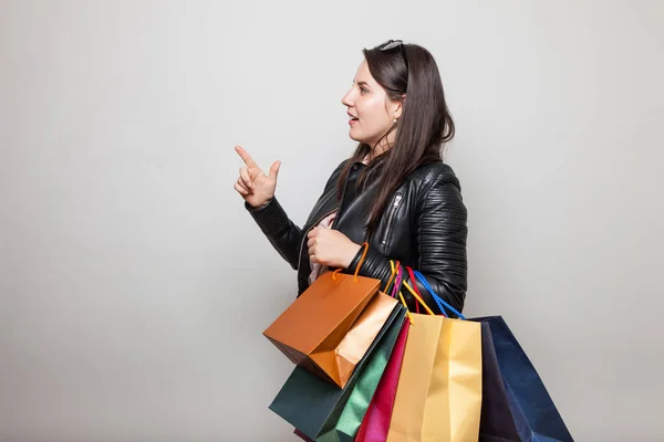 Linda Chica Joven Con Bolsas Compras Apunta Una Esquina Pie — Foto de Stock