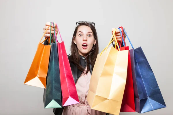 Mujer Morena Conmocionada Levanta Bolsas Compras Tiendas Ropa Moda — Foto de Stock