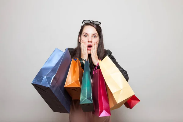 Shocked Chica Bonita Sostiene Bolsas Compras —  Fotos de Stock