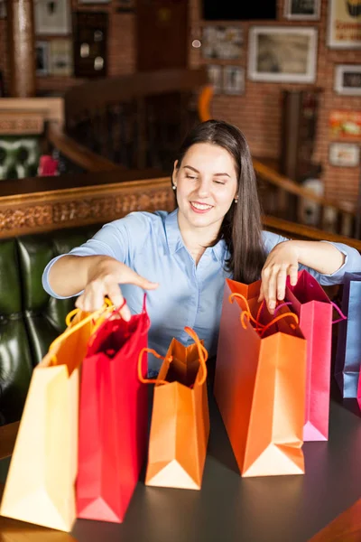 Lächelnd Schönes Mädchen Hat Viele Farbige Geschenktüten — Stockfoto