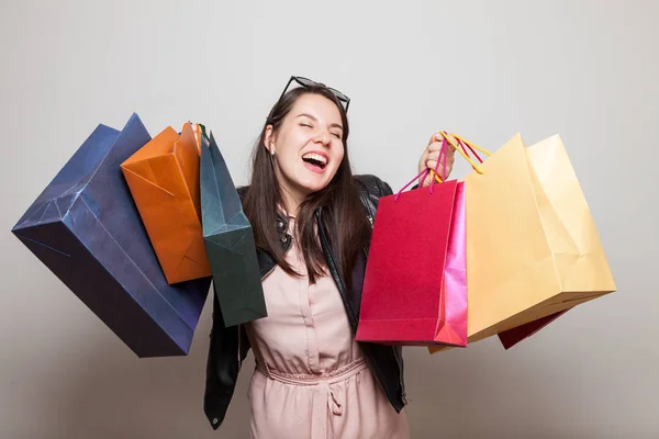 Sorrindo Menina Caucasiana Leva Sacos Compras — Fotografia de Stock