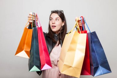 Sürpriz kız Hediyelik alışveriş torbaları dolu elleri