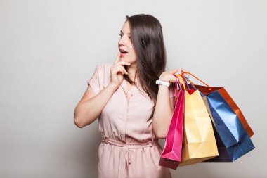 Bir satış gününde almak istedi düşünceli kız düşünüyor