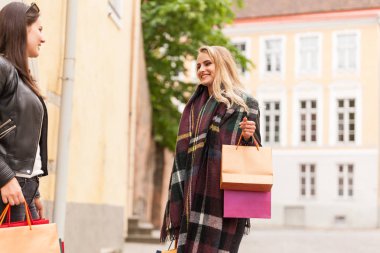 İki güzel kızlar birbirleriyle sohbet zaman alışveriş