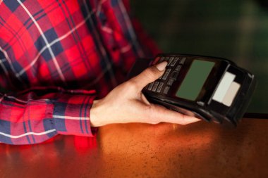 Tanınmayan Asyalı kadın PIN kodu banka kartını için girer.