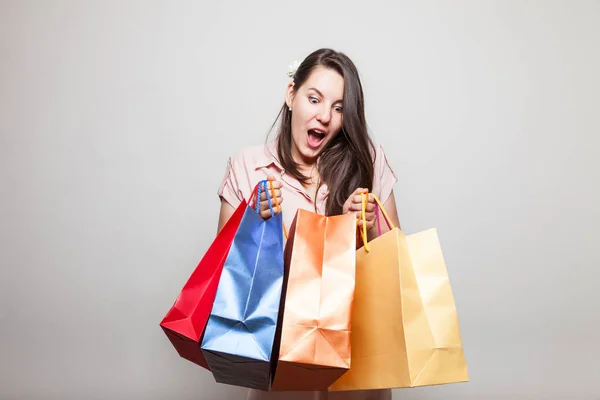 Sorprendido Estudiante Chica Sosteniendo Bolsas Con Regalos —  Fotos de Stock