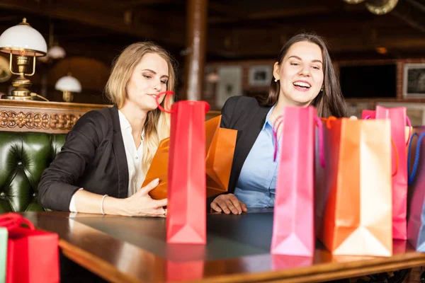 Zwei Erwachsene Europäische Frauen Haben Viele Einkaufstüten Auf Einem Tisch — Stockfoto