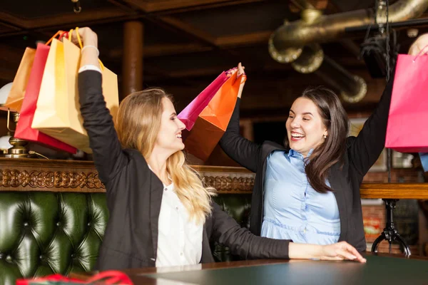 Twee Gelukkige Meisje Vrienden Verspreiden Hun Handen Met Shopping Tassen — Stockfoto