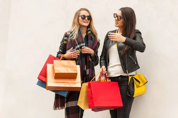 Två Allvarliga Saker Kvinnor Tillbringar Lön Shopping Kläder Modebutik — Stockfoto