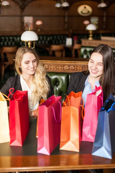 Zwei Lächelnde Mädchen Beim Einkaufen — Stockfoto