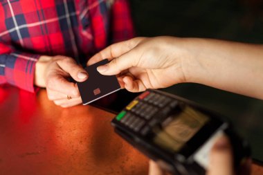 Kadın kahve için ödemek için Terminal kartı takın