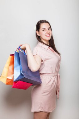 Genç atlet kız sağlıklı ürünler ile birçok alışveriş torbaları getiriyor
