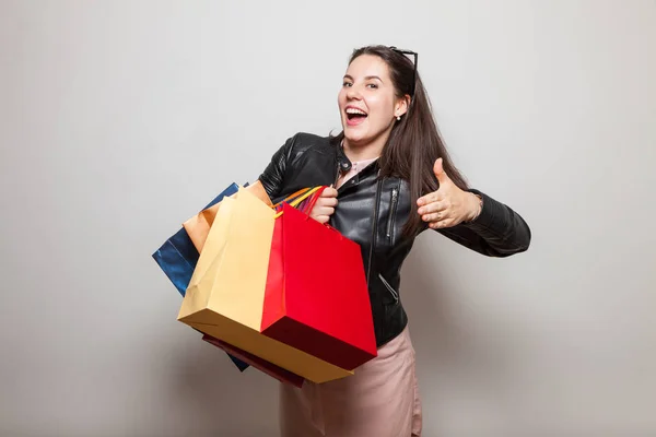 Joven Atleta Chica Mostrar Pulgar Hacia Arriba Sosteniendo Bolsas Compras — Foto de Stock