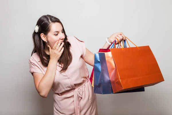 Chica Entusiasta Muy Emocionada Grita Pie Con Bolsas Compras Imagen de archivo