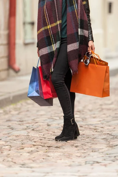 Inkognito Fitness Mädchen Hält Einkaufstüten Der Hand — Stockfoto