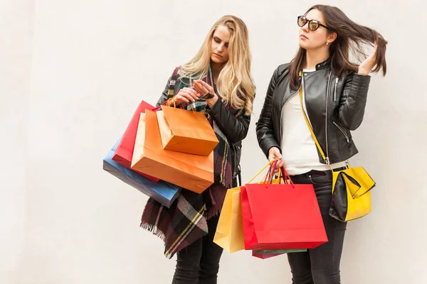 Jonge Modellen Fotoshoot Voorbereiden Kopen Veel Kleren Accessoires Voert Hen — Stockfoto