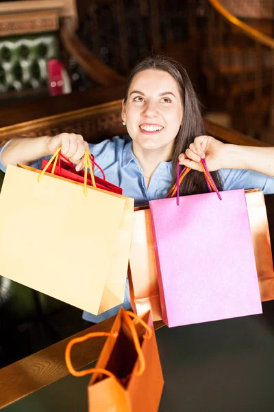 Junge Teenagerin Ist Begeistert Von Schnäppchen Das Sie Vom Black — Stockfoto