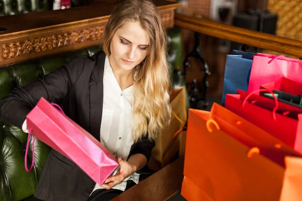 Nieuwsgierige Jonge Blonde Vrouw Wil Weten Wat Binnen Boodschappentassen Ontspannen — Stockfoto