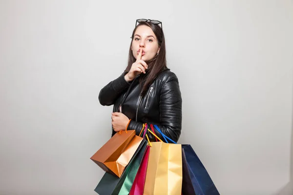 Menina Bonito Mostra Silencioso Com Dedo Durante Compras — Fotografia de Stock