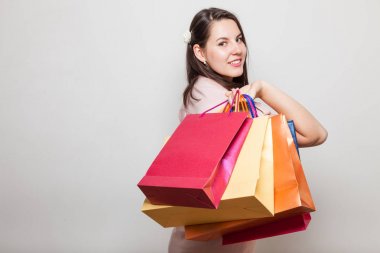Modern öğrenci alışveriş torbaları tutar