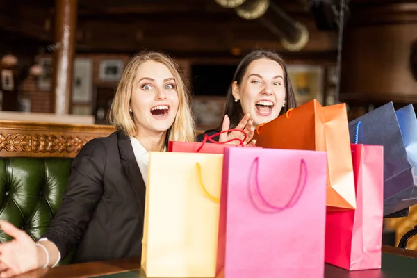 Glückliche Mädchen Sind Schockiert Und Erstaunt Welche Preise Black Friday — Stockfoto