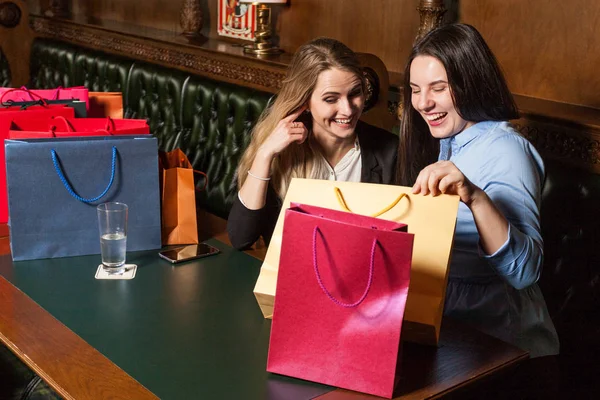 Felices Amigos Riendo Comparten Sus Compras Después Del Viernes Negro —  Fotos de Stock