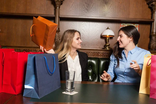 Glückliche Frauen Die Spaß Mit Geschenken Einem Café Haben — Stockfoto