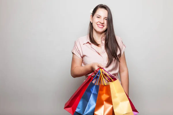 Riéndose Chica Europea Con Regalos Cumpleaños — Foto de Stock