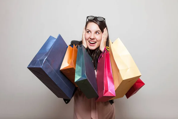 Skrattande Flicka Kläder Öronen Från Lycka Shopping — Stockfoto