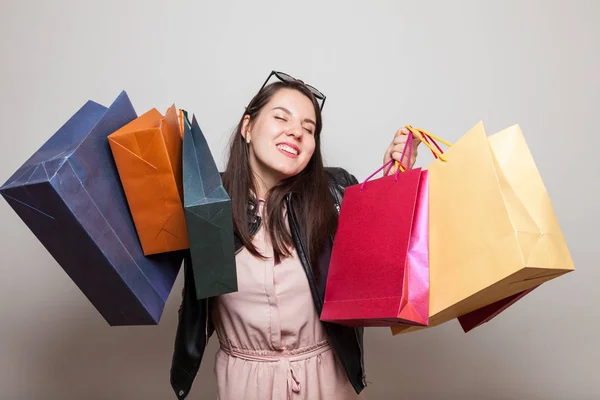 Rindo Menina Feliz Detém Sacos Compras — Fotografia de Stock