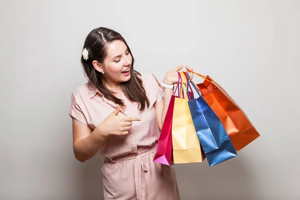 Adolescente Moderna Una Chaqueta Cuero Llama Amigo Para Comprar Regalos — Foto de Stock