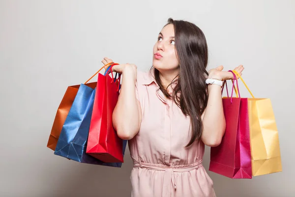 Chica Bailando Feliz Pone Pie Con Bolsas Regalo Imágenes de stock libres de derechos