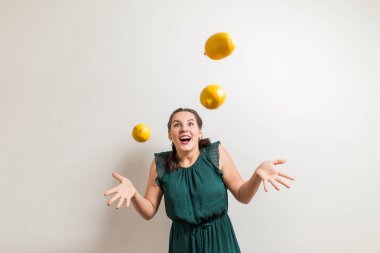 Beyaz bir arka plan ve limon anında Studio'da hayran öğrenci standları