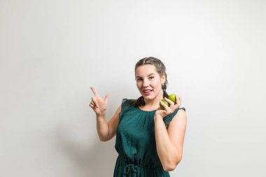 Sevimli genç modeli limon meyve elinde tutan tarafına işaret